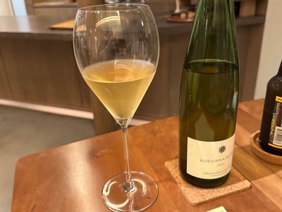 中澤ヴィンヤードの Kurisawa Blanc 2022、ボトルとグラス