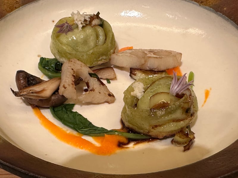 緑のラビオリが2つ、焼いたレンコン、きのこ