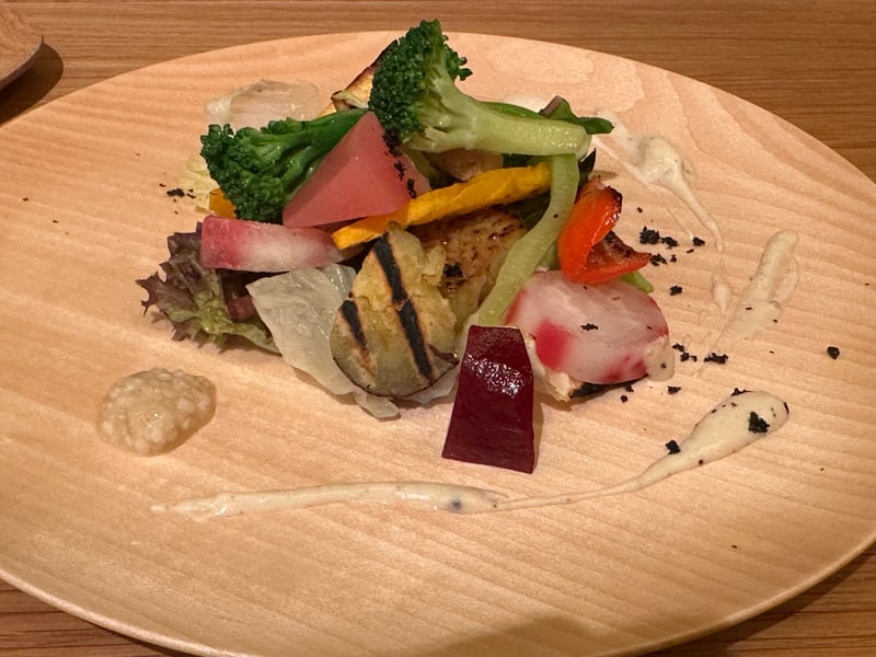 木の皿に野菜の盛り合わせ、ブロッコリー、ビーツ、焼いた茄子