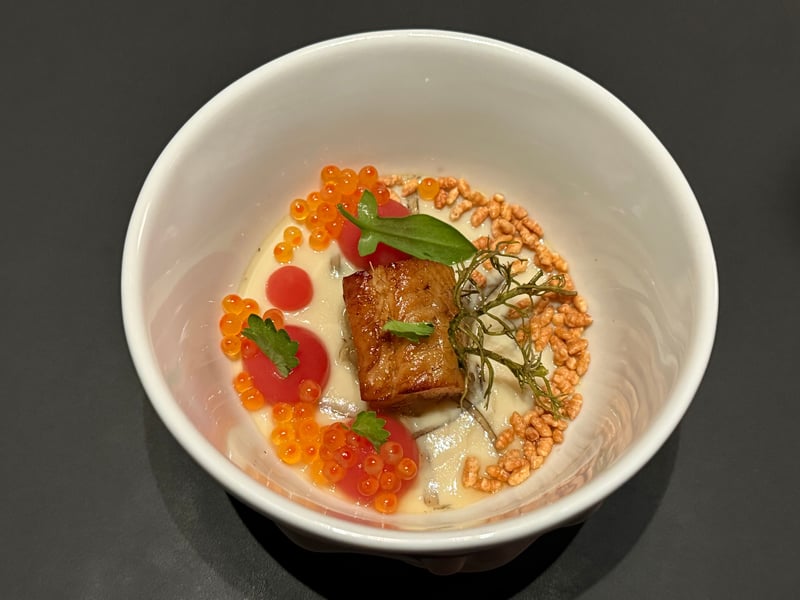 茶碗蒸しに焼いた鰻といくら、膨らませた米