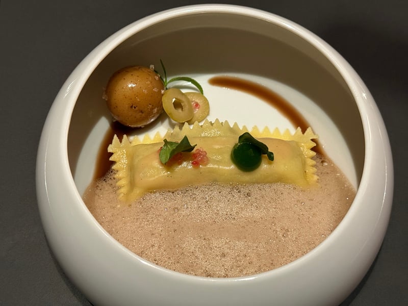 きのこの泡の上にラビオリ、じゃがいもとオリーブ
