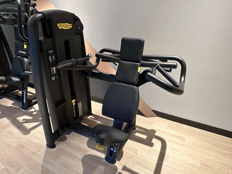 富士スピードウェイホテル Omika Wellness & Spa ショルダープレス