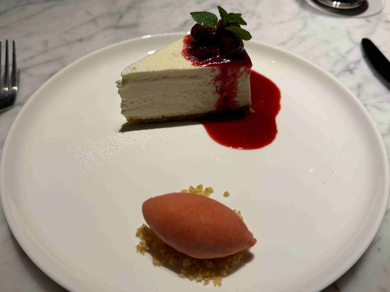 ニューヨークチーズケーキとストロベリーソルベ