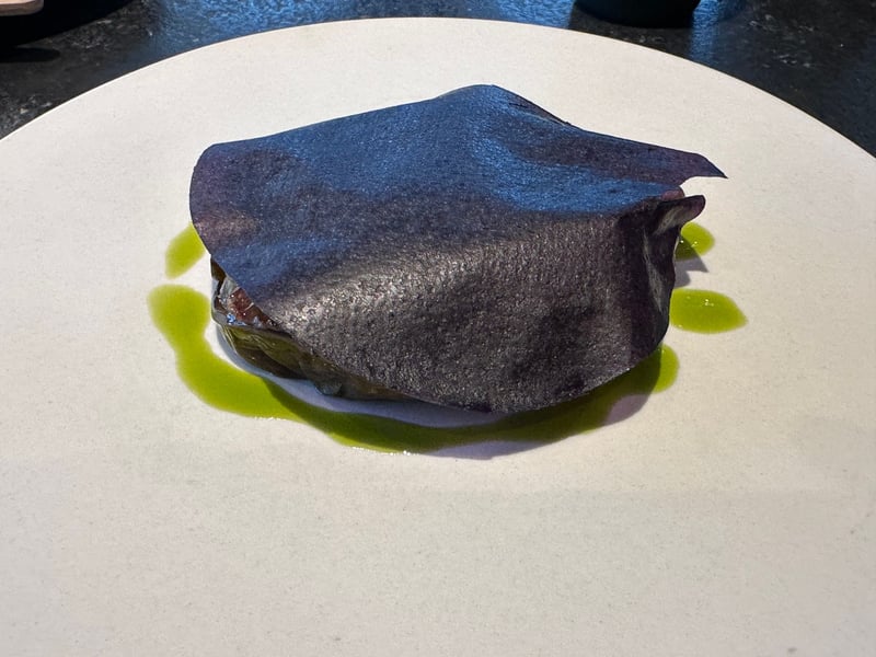 茄子の皮のシートを被せた鴨と茄子。周りに茶葉のオイル