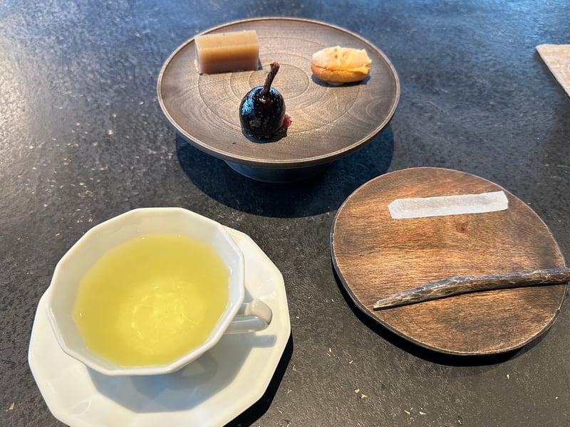 小菓子。琥珀糖、長野パープル、エクレア。お茶