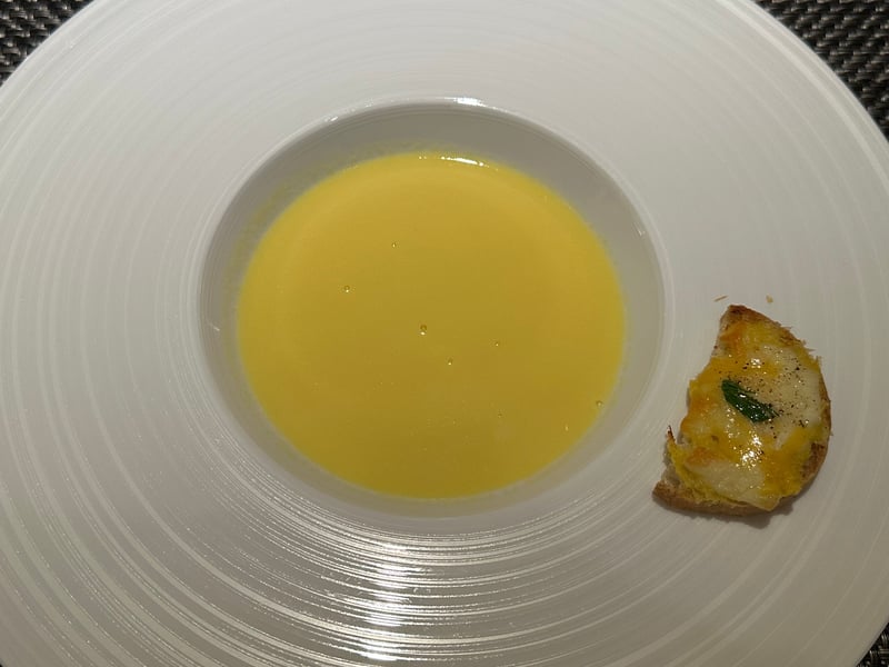 とうもろこしのスープと、チーズのクロスティーニ