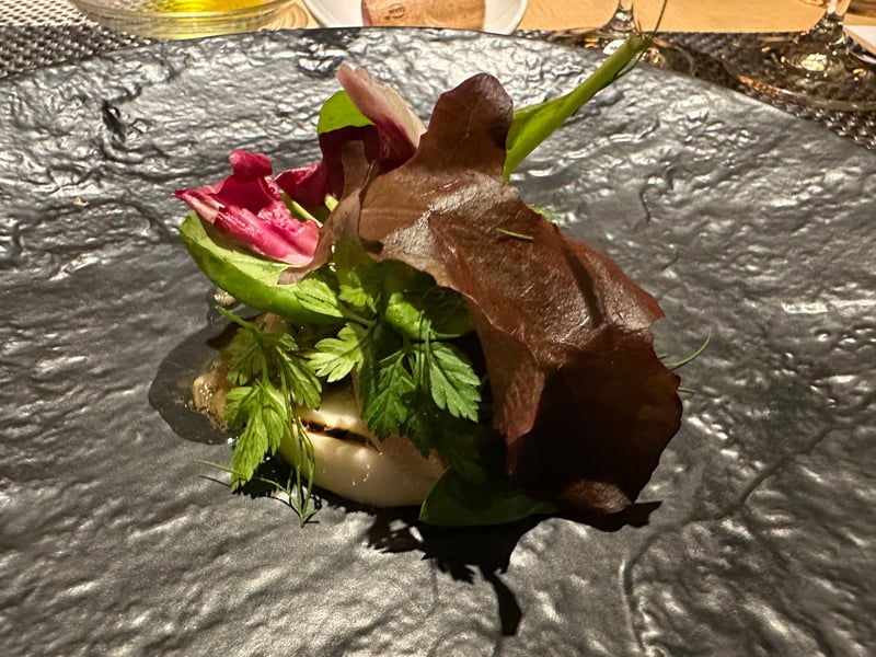 岩肌の皿に焼き目のあるカブとホッキ、赤い葉