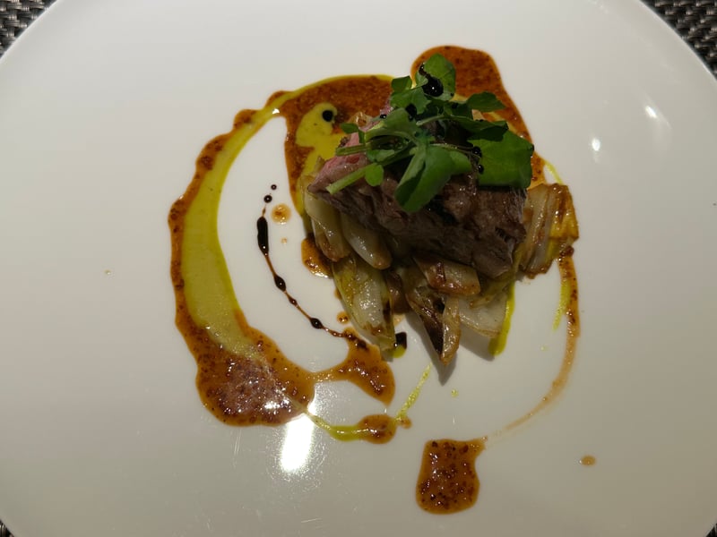 赤身の肉に焼いた白菜、粒マスタードとグリーンマスタードのソース