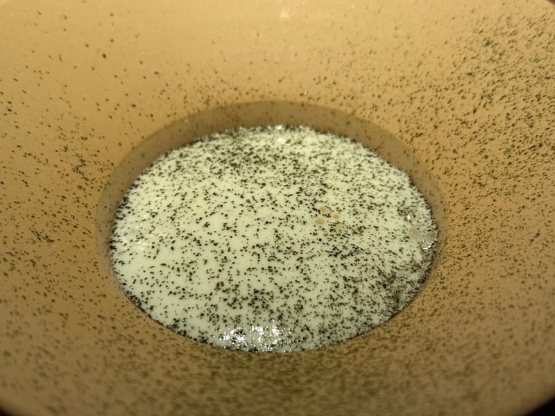 白いサバイヨンに海苔のパウダーを一面に振る