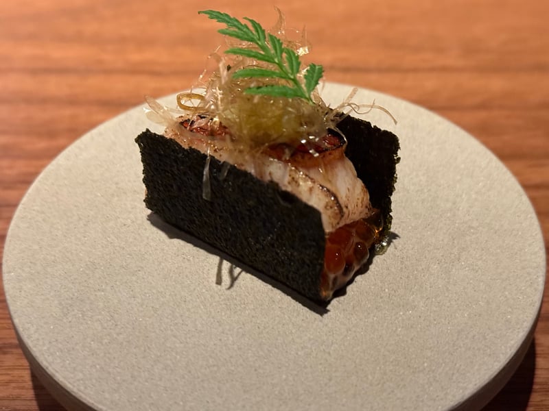 海苔で挟んだ金目鯛。いくらとジュレ、紫蘇の葉を載せる