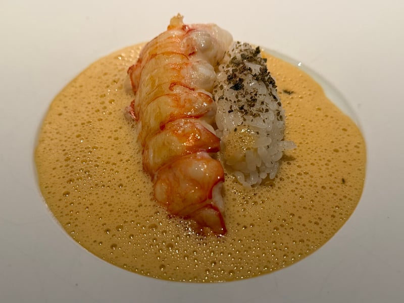 ビスクの泡に、ラングスティーヌとこしひかりのご飯を並べる