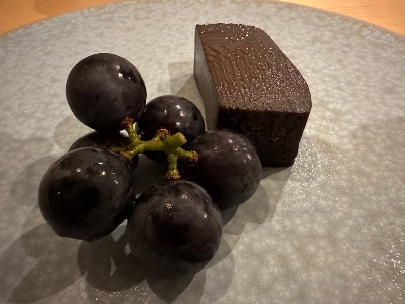 ほうじ茶のチョコレートテリーヌと、房のままの巨峰