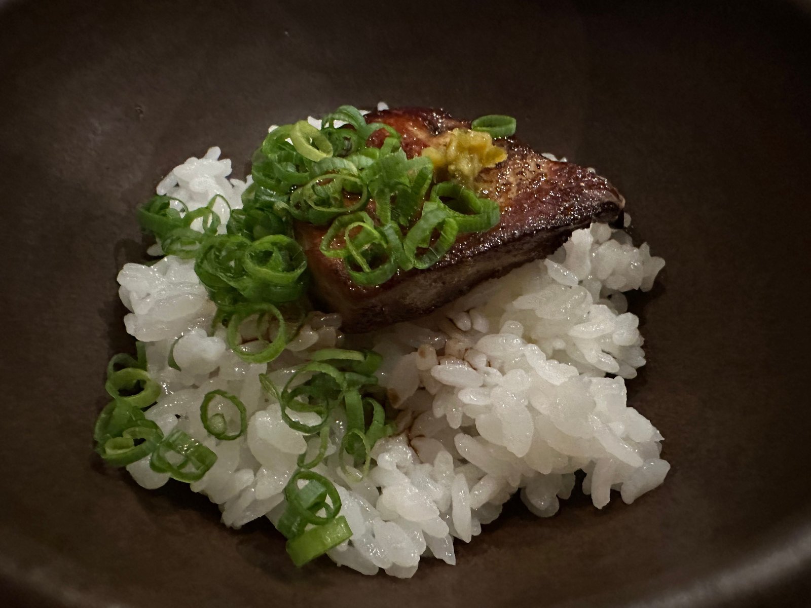 御飯の上に焼いたフォアグラ、刻み葱、柚子胡椒
