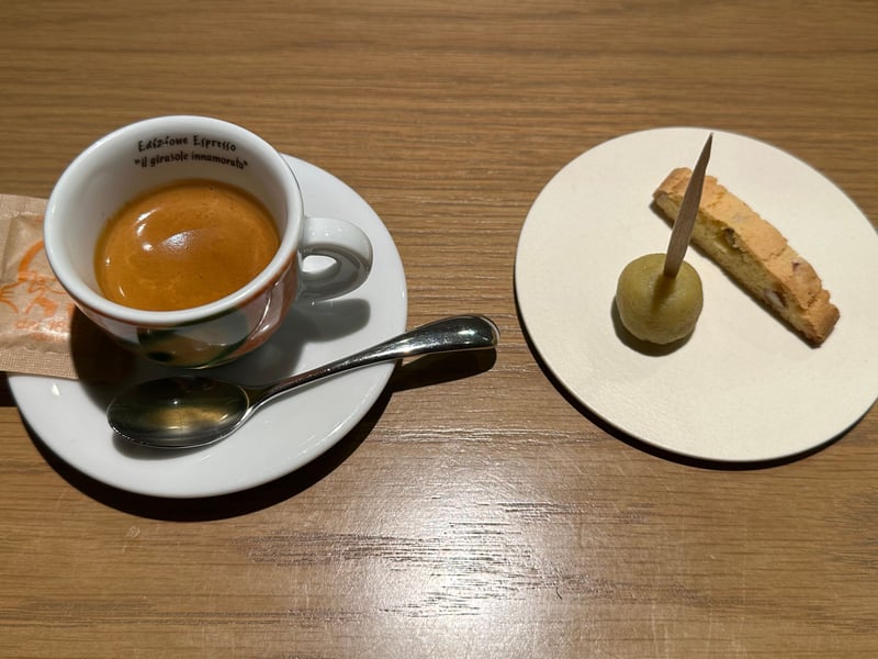 小さなスイートポテトとビスコッティ、エスプレッソ