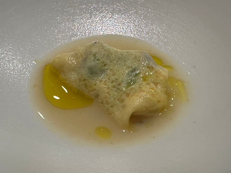 鶏の白湯スープの中のふわふわの卵焼き