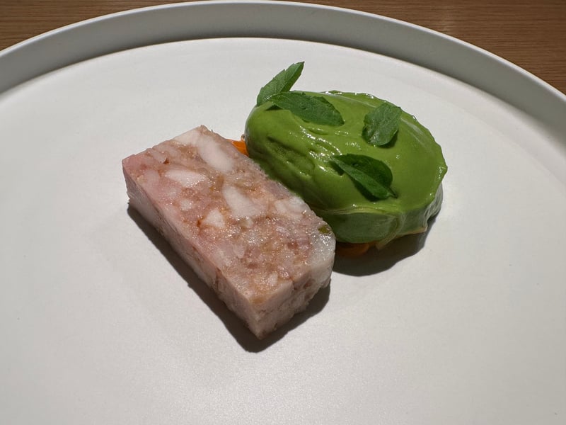 兎のテリーヌとバジルのクリーム、キャロットラペ