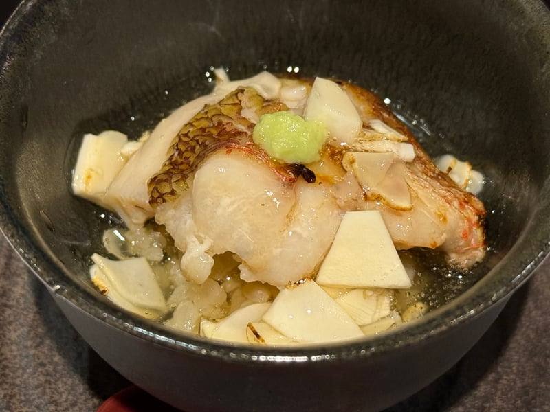 黒い椀に、ノドグロのかまと松茸の薄切り。澄んだ出汁とわさび。
