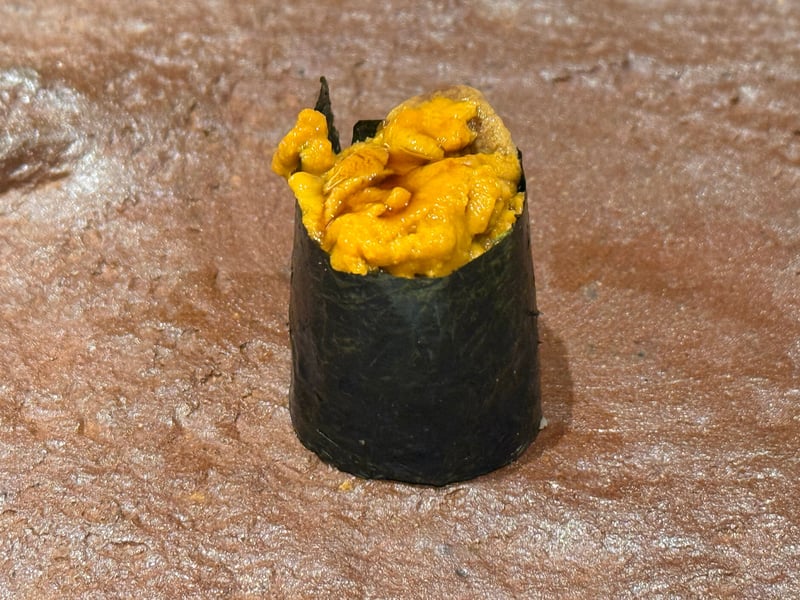 茶色い石の台にのった、ムラサキウニの軍艦巻き。