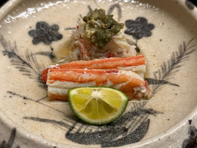 加能蟹の脚とほぐし身に蟹味噌をのせ、酢橘を添えた鉢