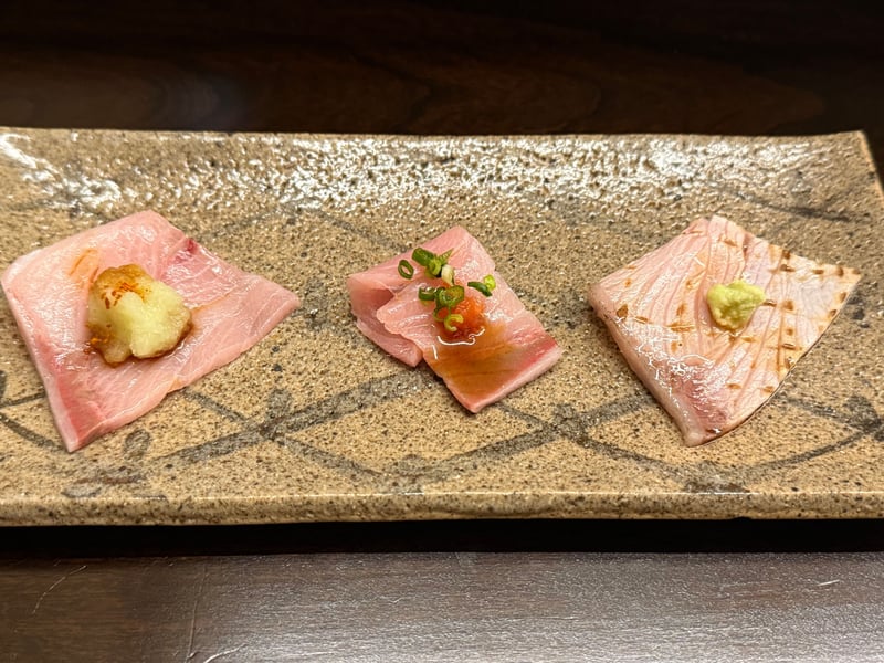 鰤の背中を3切れ、七味おろし・ポン酢・炙りわさびで