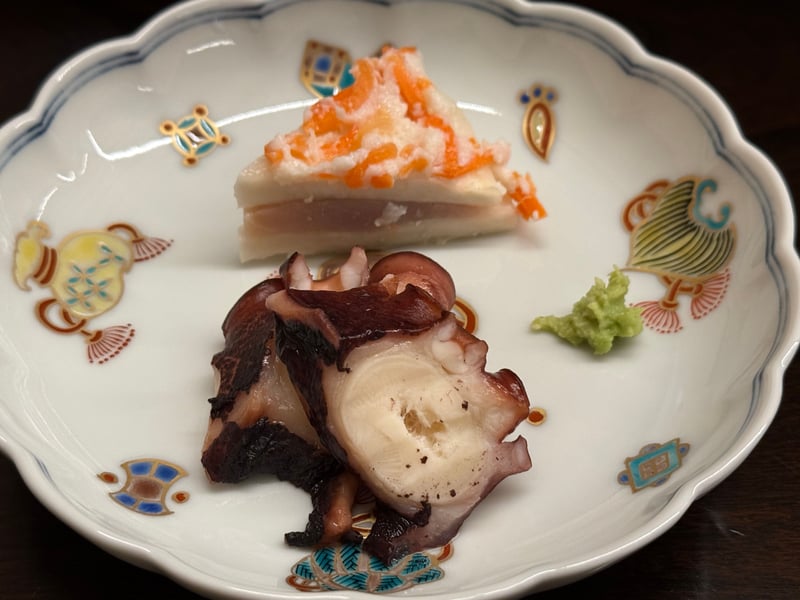 塩茹での蛸と、蕪を重ねた一品を色絵の皿に