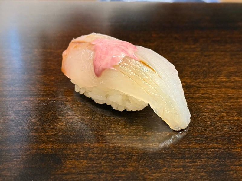 肝をのせたカワハギのにぎり