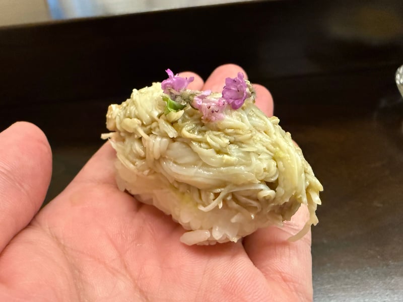 蟹の身に味噌をあえて花穂をのせたにぎり