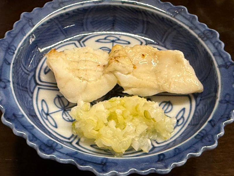 焼いた真河豚2切れとネギだれ