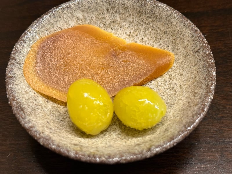 薄く切った唐墨と素揚げの銀杏2粒