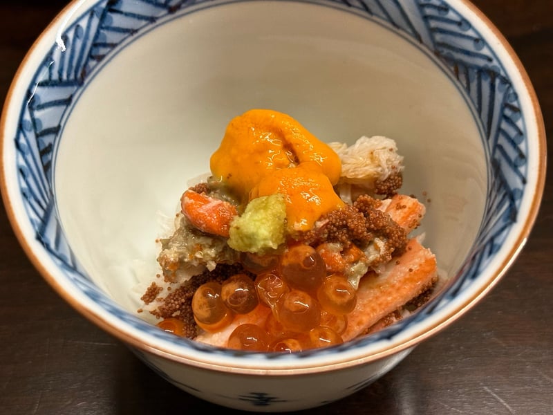 香箱蟹の身と卵、わさびをのせた小丼