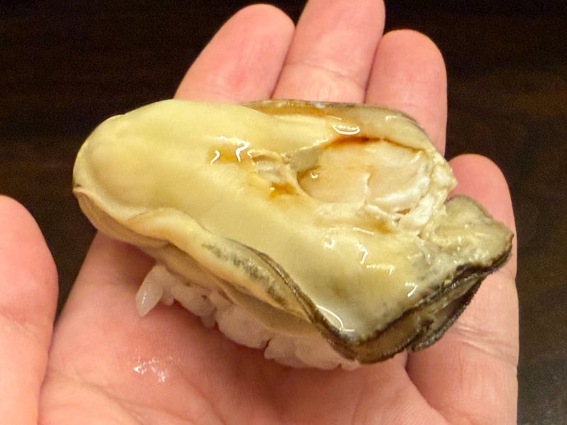 手にのせた大ぶりの牡蠣のにぎり