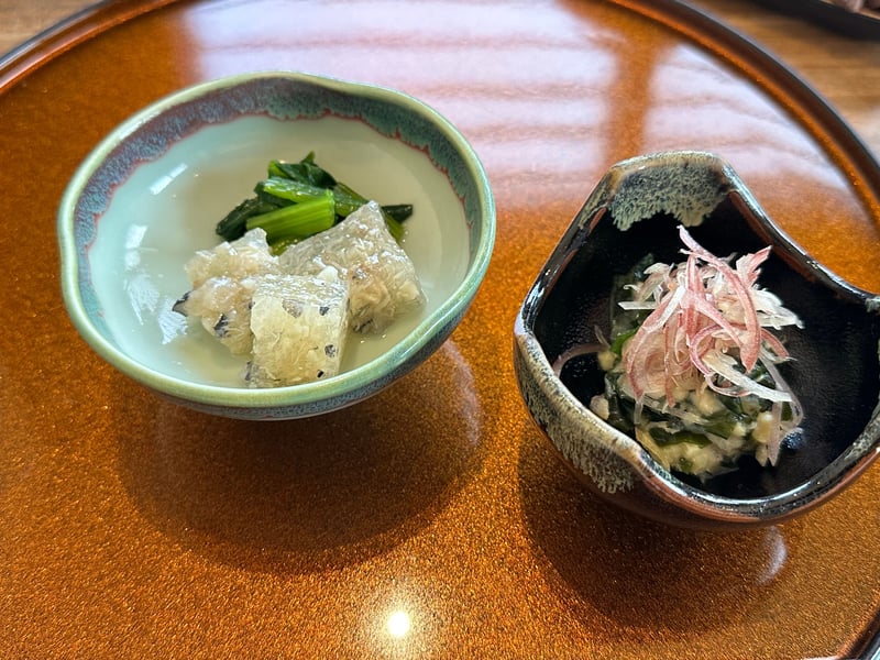 盆に置かれた青菜と透明な寄せもの、若布に茗荷をのせた二つの小鉢
