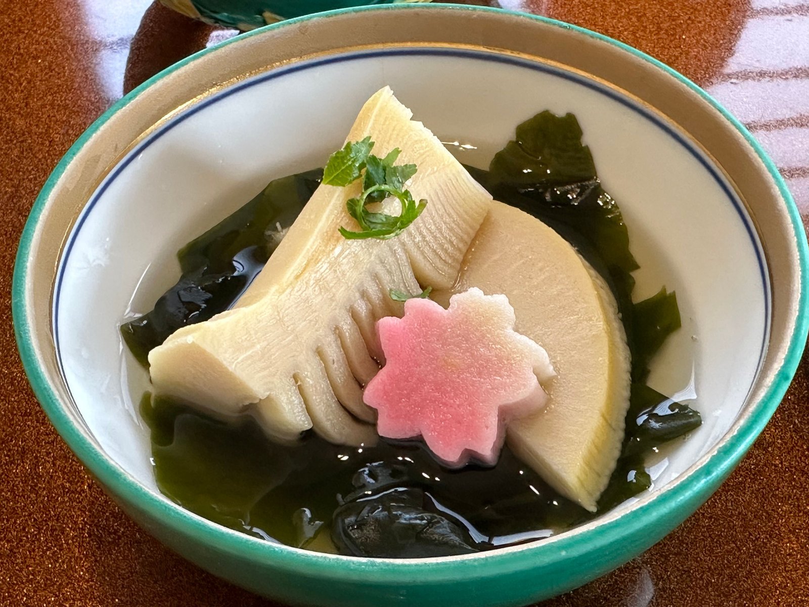 若布と汁を張った筍、花形の麩
