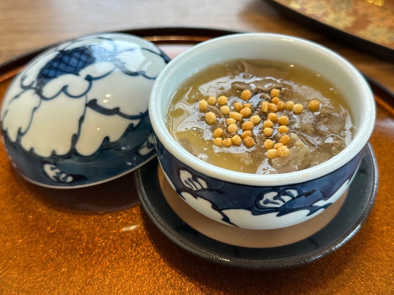 染付の蓋物に張った餡と角切りのあられ