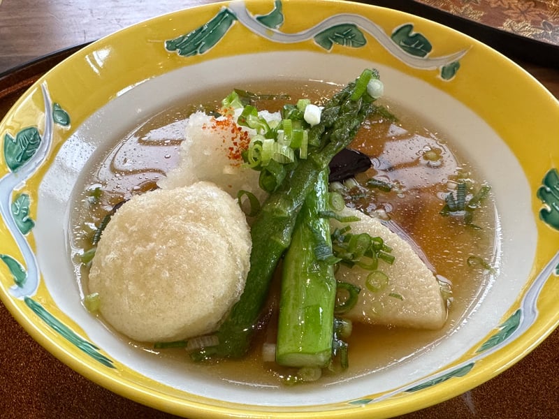 黄色い鉢に盛られた揚げ物、アスパラガス、茄子、大根おろし