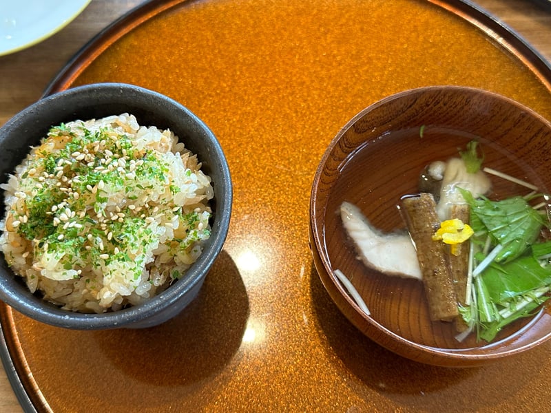 白ごまと青みを散らした炊き込みご飯、魚と水菜の吸い物