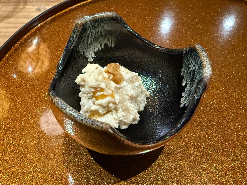 黒い小鉢に盛られた栗の白和え