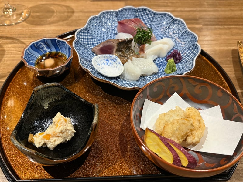 盆にのった栗の白和え、唐揚げ、刺身四種の皿