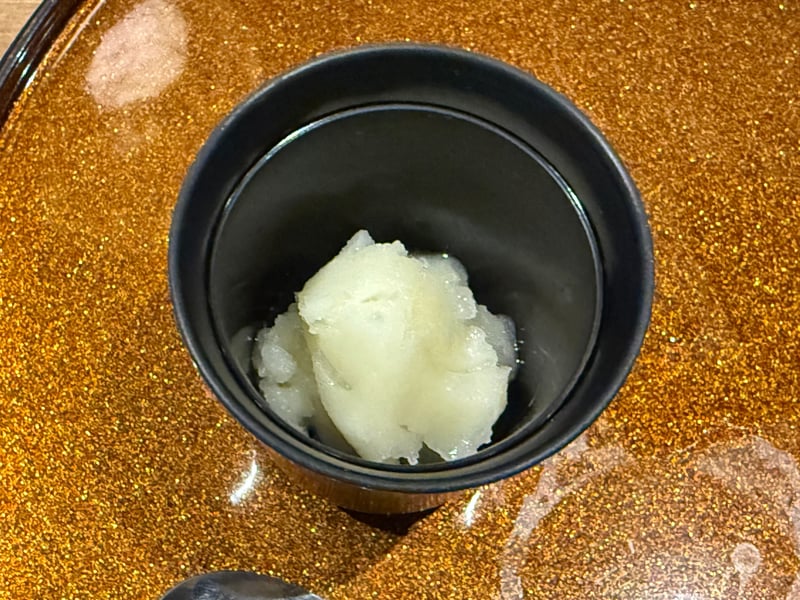 黒い器に盛った洋梨のシャーベット