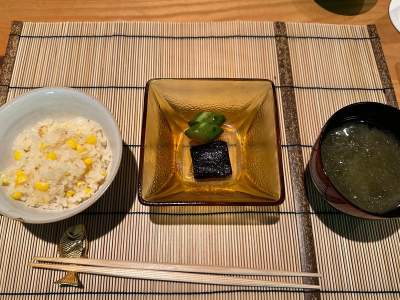 取り分けた焼きとうもろこしご飯の椀と、香の物、味噌汁の膳
