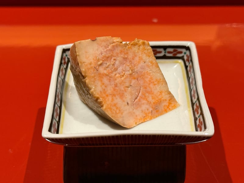 九谷の角皿にのった、あん肝の切り身ひと切れ。