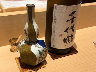 千代鶴 純米酒の一升瓶と、九谷の色絵の徳利。