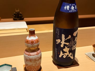 一白水成 純米吟醸 槽垂れ 生酒の一升瓶と、赤絵の瓢形徳利。