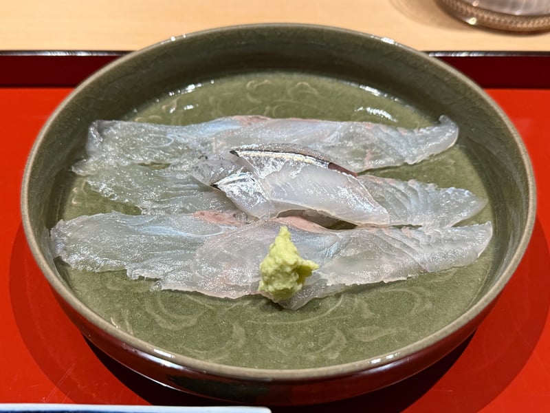 青磁の平鉢に、薄く引いたヒラメと、銀皮のサヨリ。中央にわさび。