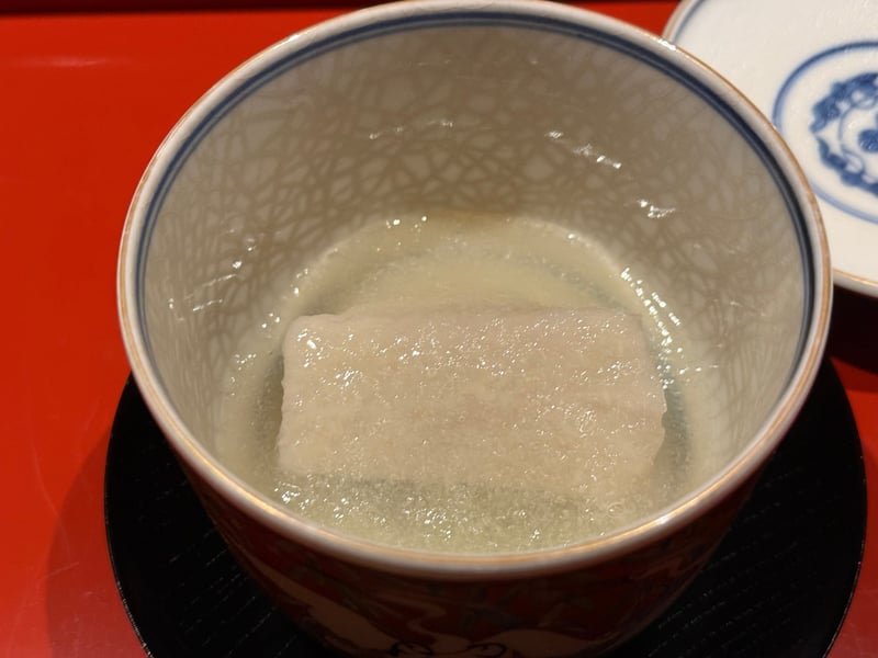 染付の蓋物に、白い芋の切り身と、おろした蕪を張った澄んだだし。