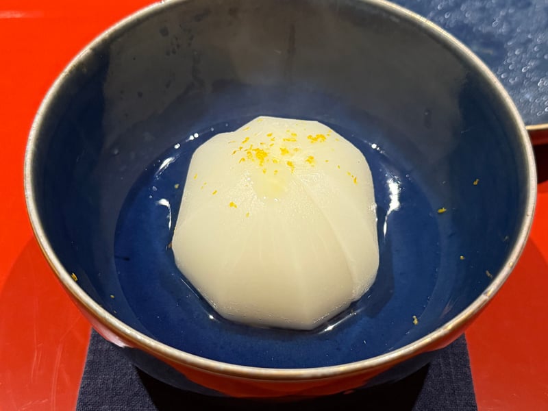 瑠璃の鉢に、炊いた蕪をまるごとひとつ。上に柚子の皮。