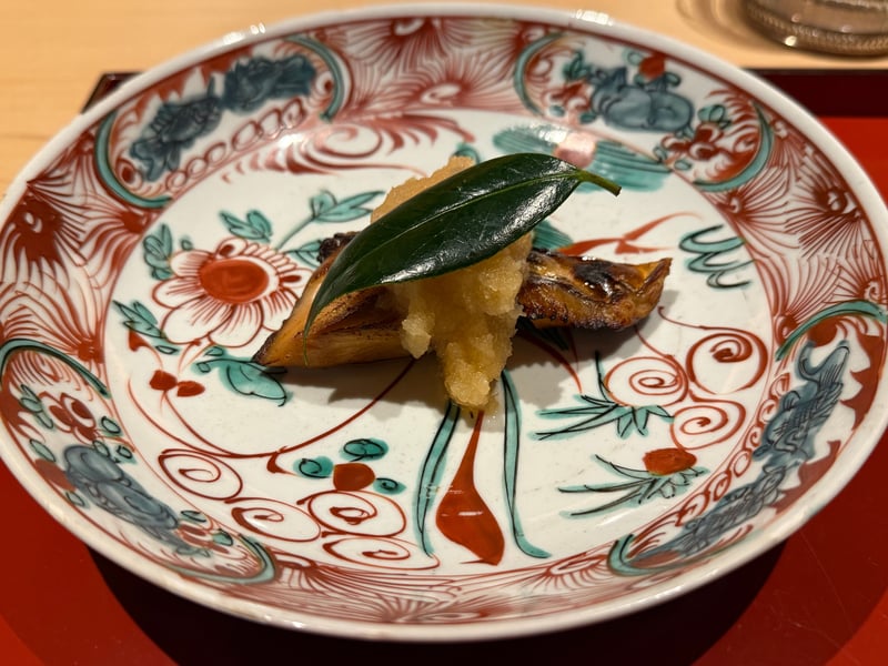 赤絵の皿に、照り焼きにした柳鰆と大根おろし、青い葉を一枚。