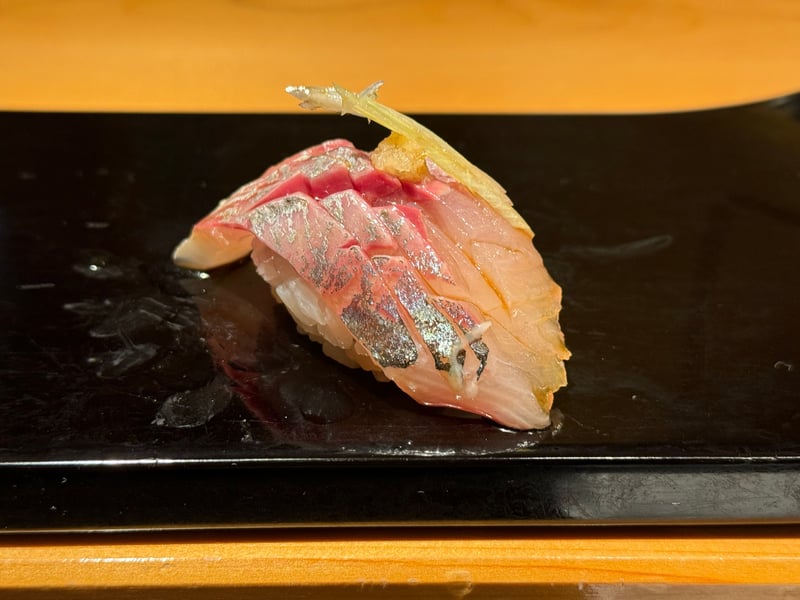 銀皮を残した鯵の握り。生姜とねぎをのせて