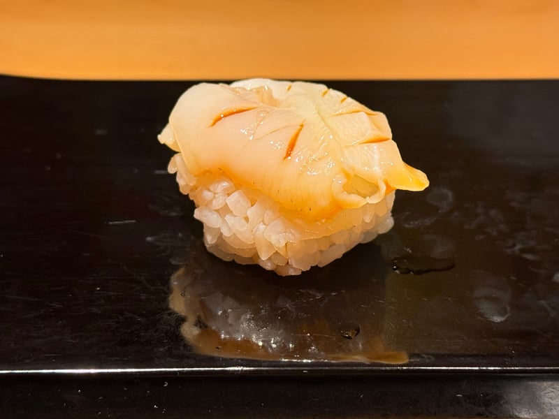 包丁を入れたバイ貝の握り