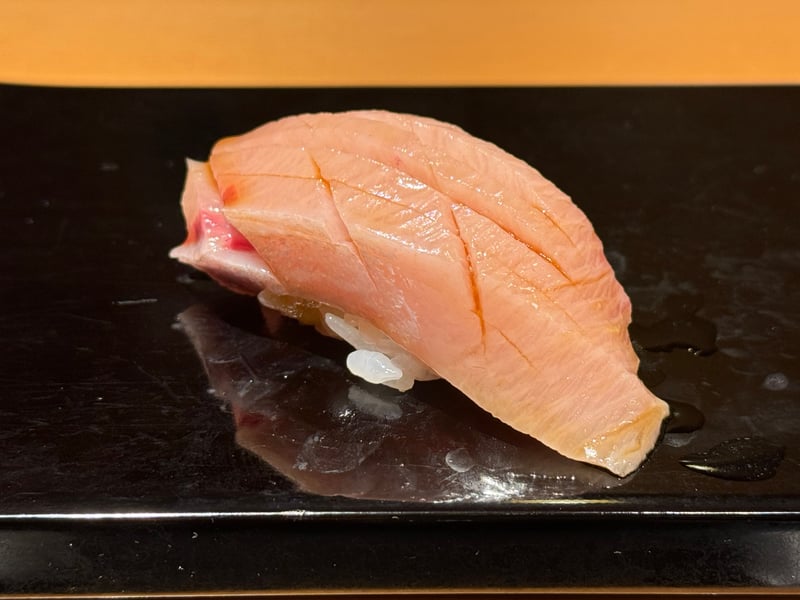 白く脂の乗ったブリトロの握り